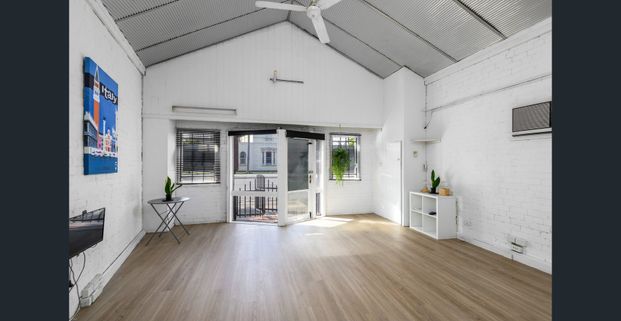 Superb location only 5 mins from Melbourne Central is this Funky New York style studio apartment. - Photo 1