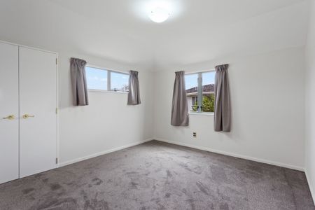 Standalone 3-bedroom Townhouse with Double Garage - Photo 2