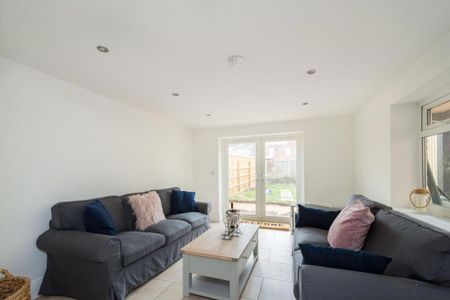 5 bedroom semi-detached house to rent - Photo 2