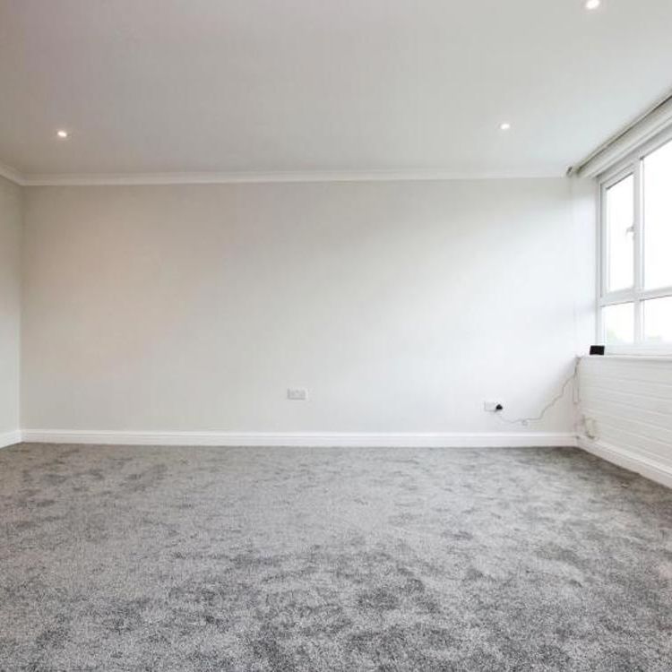 Newly redecorated two double bedroom apartment. Unfurnished! - Photo 1