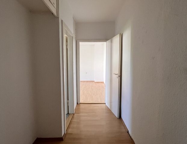 Renovierte 2-Zi.-Wohnung mit Balkon, im Erdgeschoss - Photo 1
