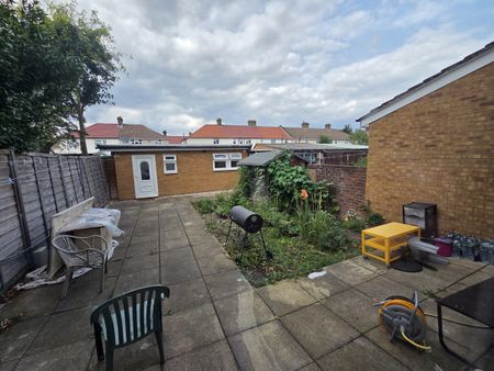 Island Road, Mitcham, CR4 3 - Photo 2