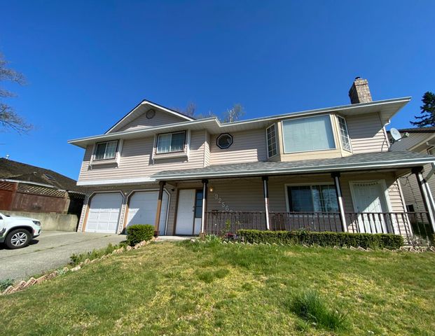 Spacious Home With 2 Kitchens - Photo 1