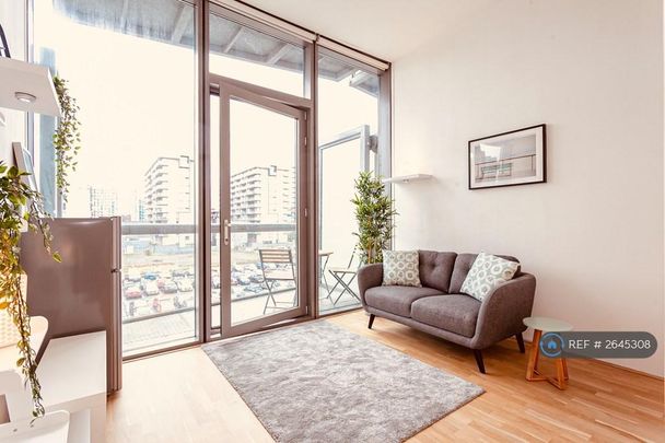 Studio to rent - Photo 1