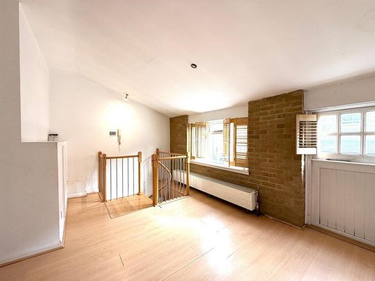 2 bedroom mews to rent - Photo 1