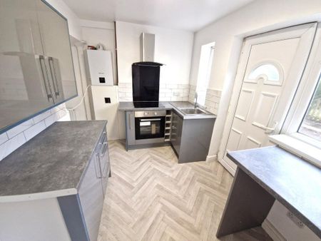 2 bedroom semi-detached house to rent - Photo 3