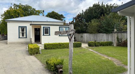 Spacious Home with Extra Studio - Popular Location - Photo 2