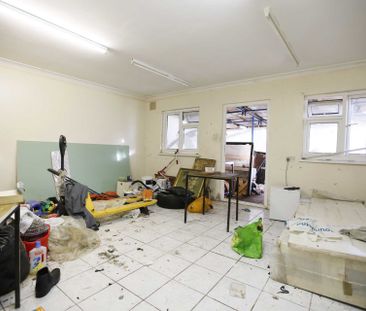 Guide Price £2,600 pcm - Available Now - Part Furnished - Photo 4