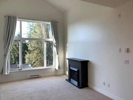 Bright & Spacious Top-Floor 2 Bedroom/2 Bathroom - Photo 2