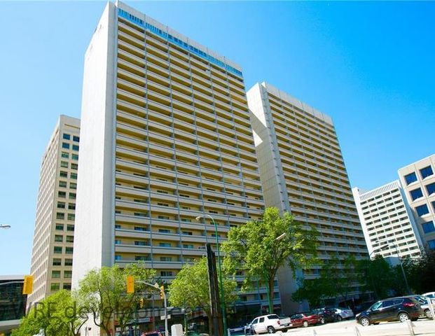 Holiday Towers | 170 Hargrave St., Winnipeg - Photo 1