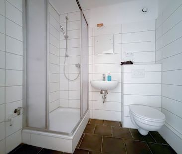 Viele Einkaufsmöglichkeiten und die Straßenbahn in der Nähe... - Photo 2