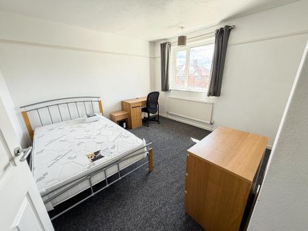 6 bedroom detached house to rent - Photo 3