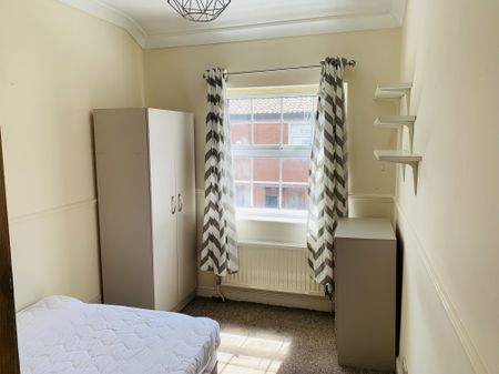 Newland Street West - Student House - Three Bedrooms - 2025/26 - Photo 3