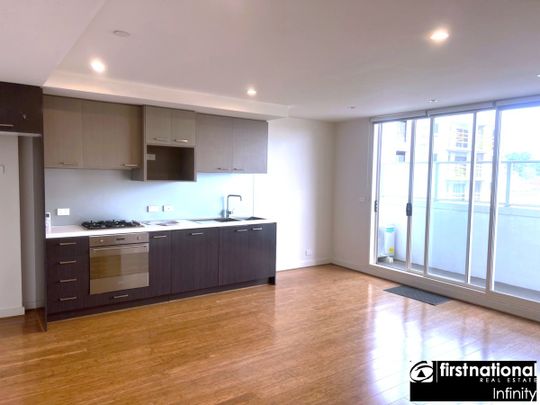 Excellent Location, Great size, Convenience is the key - Photo 1