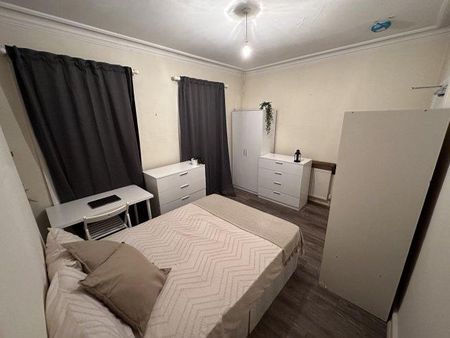 4 bedroom flat to rent - Photo 5