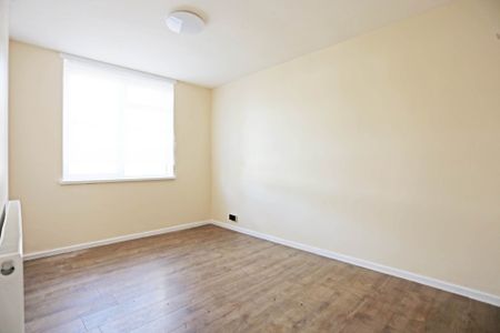 Price £2,300 pcm - Available Now - Unfurnished - Photo 3