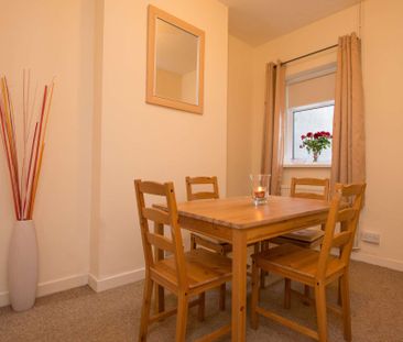 The most spacious three bed you'll find! - Photo 2