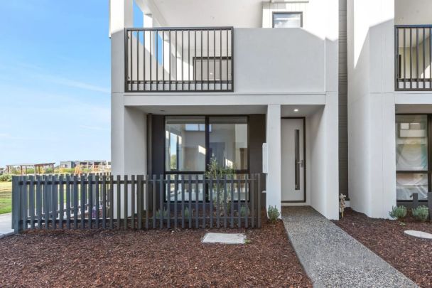EXPERIENCE ELEVATED LIVING IN BROMPTON ESTATE! - Photo 1