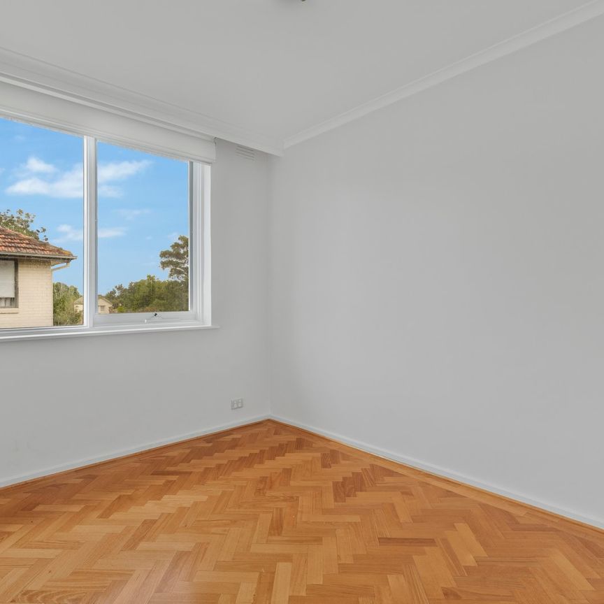 2 BEDROOM APARTMENT IN FANTASTIC LOCATION - Photo 1