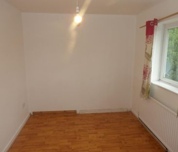 4 bedroom end of terrace house to rent - Photo 3