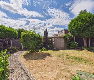 3 bedroom Bungalow in The Fairway, Farnham - Photo 6