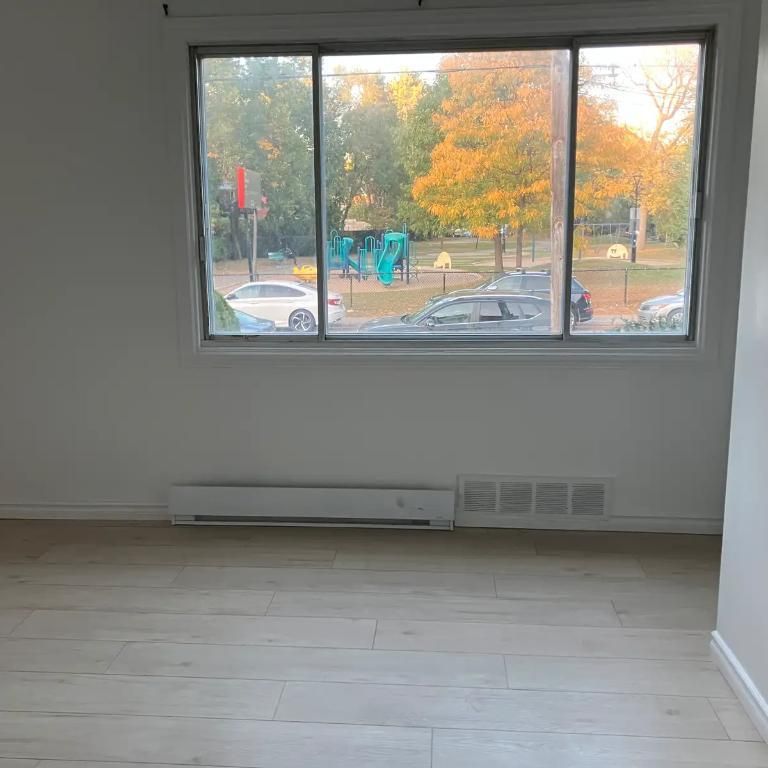 5 1/2 apartment (3chambres, 2 salles des bains) station Cote Vertu, ville St-Laurent - Photo 1