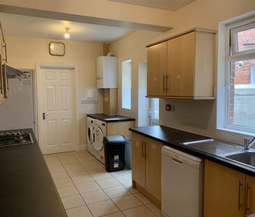 2 Bedrooms in a HMO House - Viewing Highly Recommended - Photo 3
