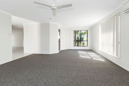 SPACIOUS 4 BEDROOM 2 BATHROOM HOME IN A QUIET SUBURB - Photo 4