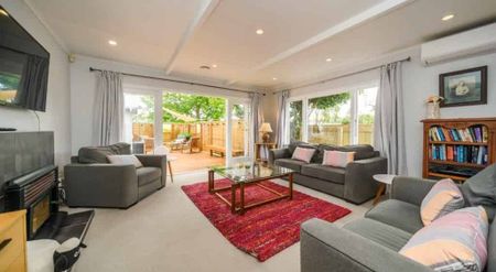 Large 3bdrm home + Seperate sleepout - Photo 2