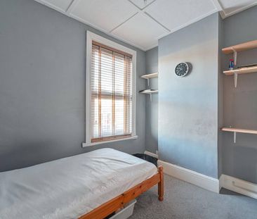 6 bedroom end of terrace house to rent - Photo 3