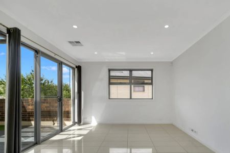 Perfectly Positioned in St Clair – Spacious, Modern & Convenient - Photo 3