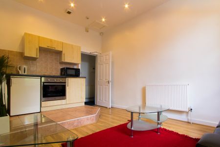 Flat 2, 6 WINSTANLEY TERRACE Leeds - LS6 1DS - Photo 2