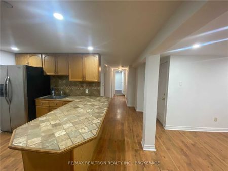 For Lease - 868 Magnolia Avenue, Newmarket, Ontario - Photo 2