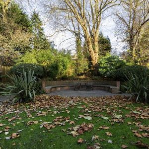 Modern Apartment - Photo 2