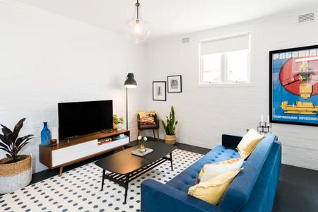 ‘Cumnock Stables’ – A Rare Royal Park Invitation - Photo 2