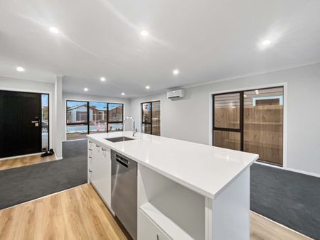 Modern home in Paraparaumu - Photo 2