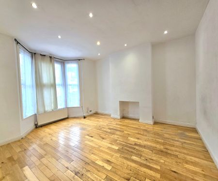Spacious 4-Bed Terrace with Garden 3 Mins to Hendon Thameslink - Photo 2
