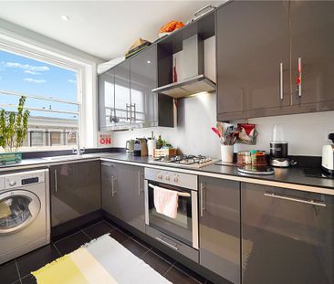 A stunning top floor flat in a period conversion, in close proximit... - Photo 1