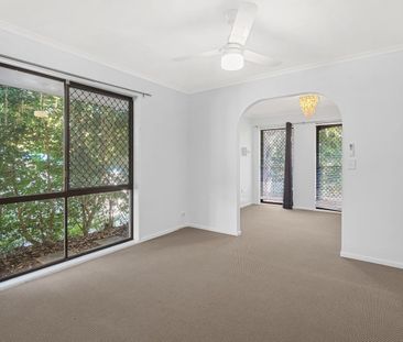 4 bedroom beauty with a pool! - Photo 4