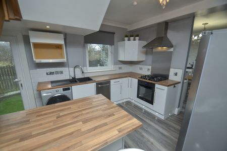 3 bed semi-detached house to rent in Cairnhill Circus, Glasgow, G52 - Photo 5