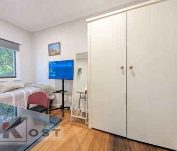 Blackburn South - Photo 2