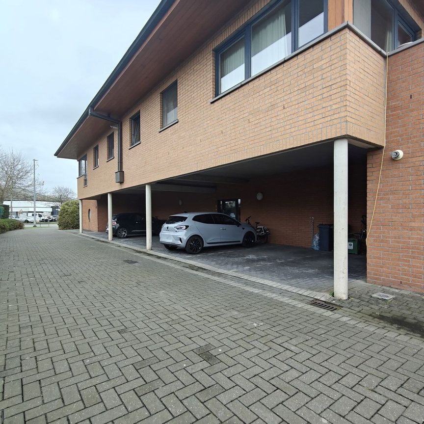 Appartement met terras en autostaanplaats op de tweede verdieping in Lokeren - Photo 1