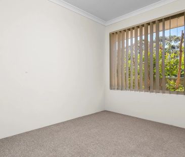 Spacious Four Bedroom Contemporary Home - Photo 4