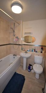 3 bedroom flat to rent - Photo 4