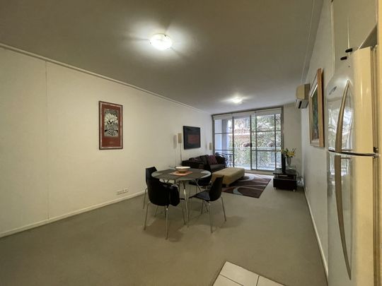 Stylish Furnished Studio Apartment in the Heart of the City - Photo 1