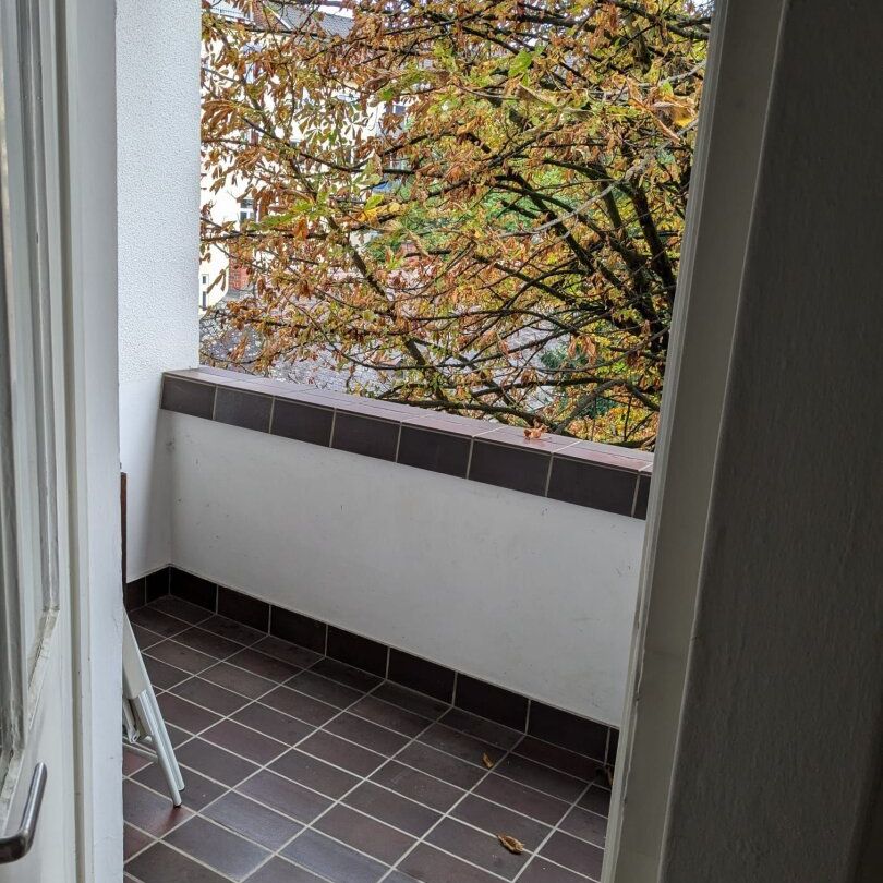 Blick ins Grüne! Zentrumsnahe Loggia-Wohnung – WG geeignet! Garagenplatz! - Photo 1