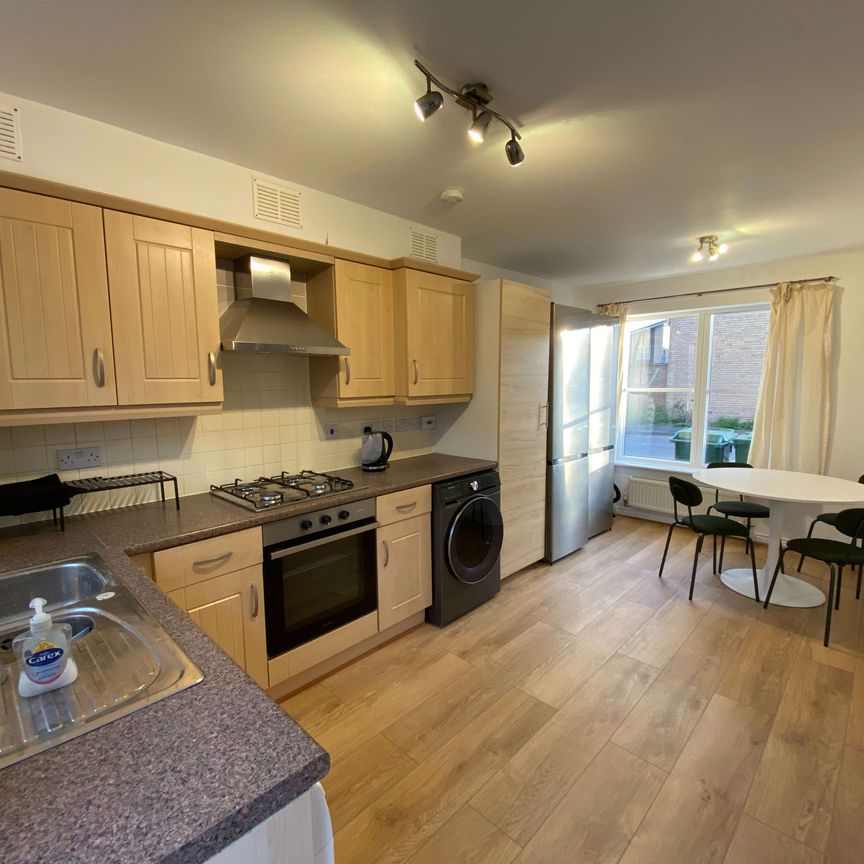 Gorgeous large 5 bedroom detached house with large garden and garage Room 3 - Photo 1