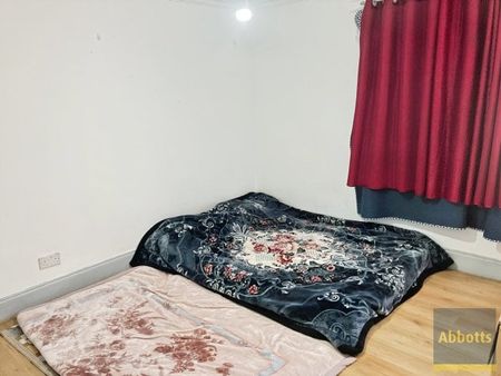 LEE CHAPEL SOUTH, BASILDON - Photo 2