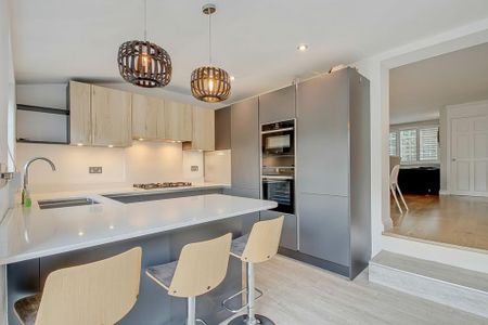 4 bedroom semi-detached house to rent - Photo 5