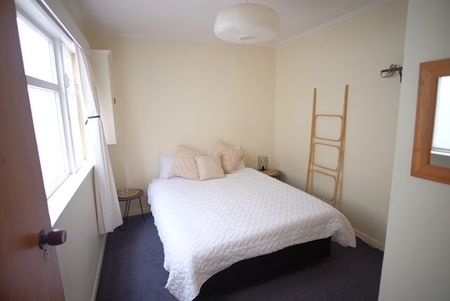 Spacious & quiet - 2 double bedrooms on the Parade - Photo 5